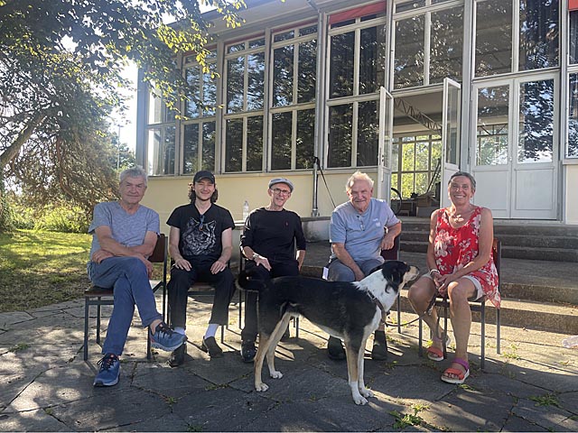 Walter Küng, Ayhan Eranil, Peter Ender, Dieter Schlachter und Lotti Berner (von links) beim Pressegespräch hinter dem Bata Club Haus in Möhlin. Foto: Lilia Staiger