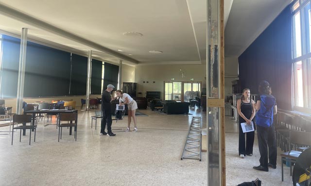 Bei den Proben zum Theaterstück im Bata Club Haus. Foto: Lilia Staiger