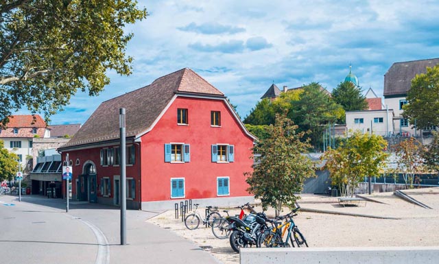 Der Platz vor dem Roten Haus wird zum Idi-Furrer-Platz. Foto: zVg
