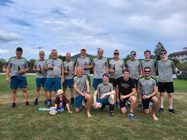 Männerriege Schupfart 1, Schupfart 2 und der TV Schupfart nach dem Abschluss in Frick. Foto: zVg