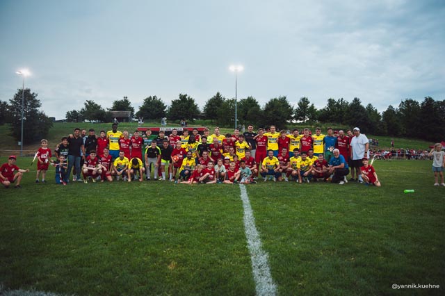 Gemeinsames Teamfoto nach dem Schlusspfiff. Der FC Langenthal zeigte sich als sympathischer «Goliath». Foto: Yannik Kühne