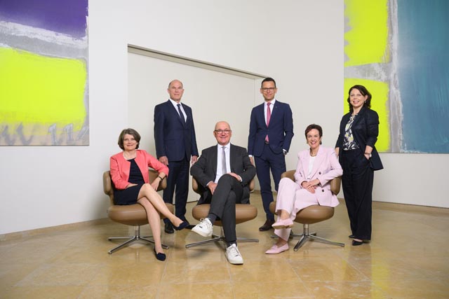 Von links: Regierungsrätin Kathrin Schweizer, Regierungsrat Dr. Anton Lauber, Regierungspräsident Isaac Reber, Regierungsrat Thomi Jourdan, Regierungsrätin Monica Gschwind, Landschreiberin Elisabeth Heer Dietrich. Foto: LKA/Dominik Plüss