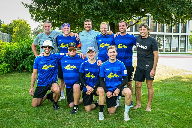 Die Jungs der FG Fricktal mit dem Trainerduo Roland Brogle/Peter Weidmann und Physio Marino Schmid. Foto: zVg