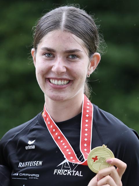Lucia Acklin mit Goldmedaille anlässlich der Schweizer Meisterschaften in Langenthal im Juli. Foto: Archiv Acklin jubelt an der U20-WM. Foto: Screenshot swiss-athletics.ch