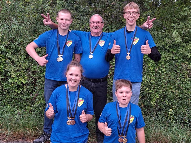 Sieg für die Kleinkaliberschützen Gipf-Oberfrick an der Aargauer Nachwuchs-Gruppenmeisterschaft Gewehr 50 m: oben, von links: Jannik Hohler, Leiter Beat Heiniger, Luca Wettstein; unten: Ria Boss und Noah Büchler. Foto: AGSV