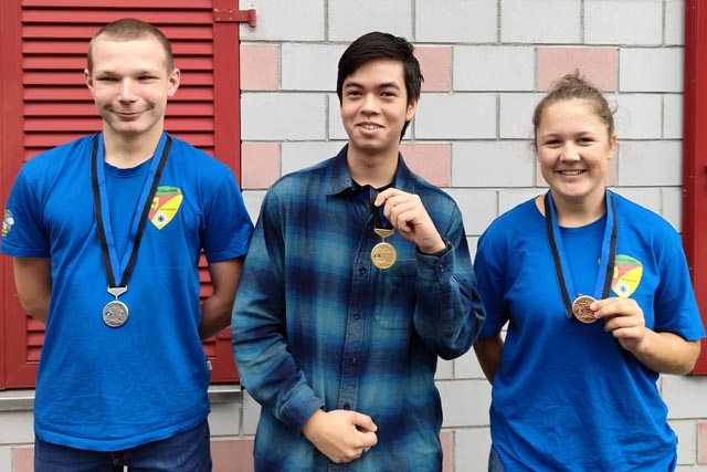 Die U17-Medaillengewinner (von links): Jannik Hohler(2.), Patrik Fleischli (1.) und die drittklassierte Ria Boss. Foto: AGSV