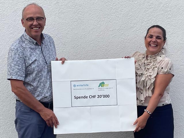 Unser Bild von der Check-Übergabe zeigt Winterhilfe-Präsidentin Martin Bircher, die dem Präsidenten des Vereins Wohnen 16plus, Anton Meier, den Check über 20'000 Franken überreicht. Foto: zVg
