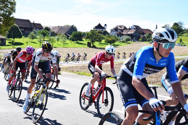 Der GP Rüebliland-Tross in vollem Tempo in Schneisingen. Foto: Markus Schenk