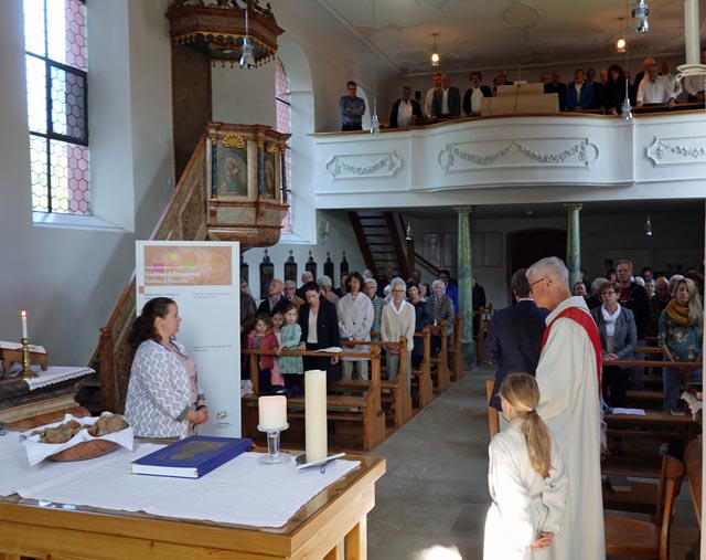 Blick in die vollbesetzte Kirche. Foto: zVg