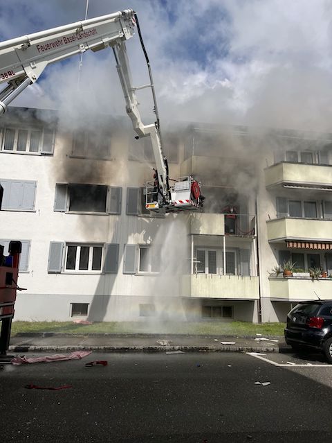 Reinach BL: Brandausbruch in Mehrfamilienhaus erfordert Feuerwehreinsatz