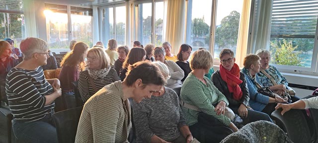 Die interessanten Vorträge über Frauengesundheit lockten viele Zuhörerinnen an und boten reichlich Stoff für Diskussionen. Foto: zVg