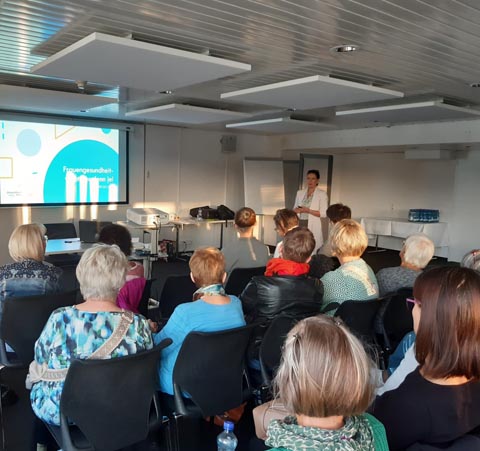Die interessanten Vorträge über Frauengesundheit lockten viele Zuhörerinnen an und boten reichlich Stoff für Diskussionen. Foto: zVg
