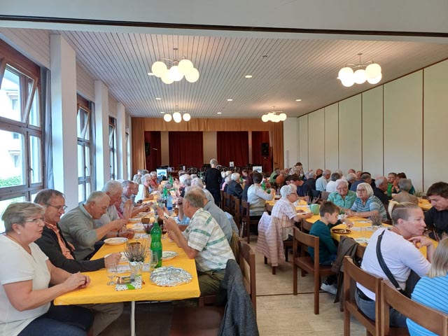 Die Sängerinnen und Sänger des Jodlerklubs Laufenburg-Rheinfelden begeisterten mit lüpfigen Gesängen. Foto: Fabrice Müller