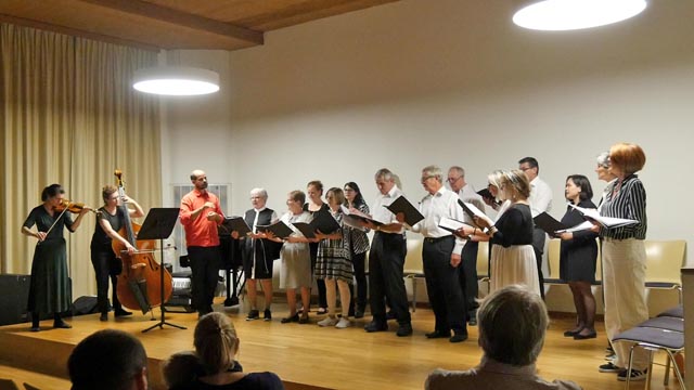 Eine Stunde voller Musik und Emotionen mit dem Projektchor und zwei Musikerinnen und einem Musiker. Foto: Jo Peeters