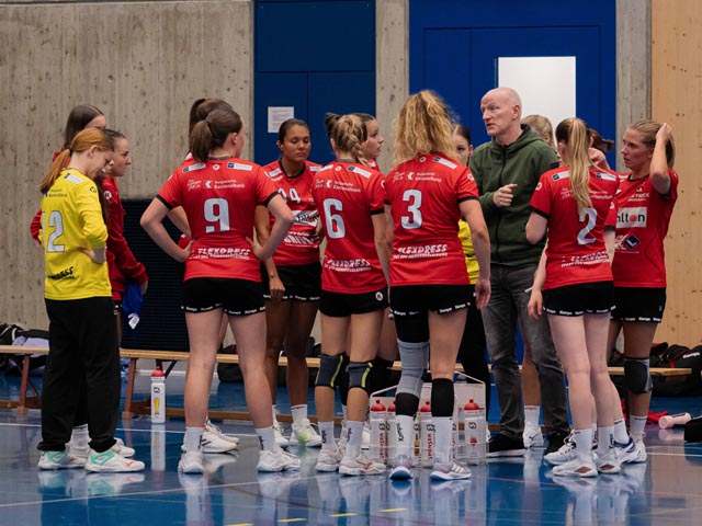 Die Spielerinnen des TSV Frick mit Trainer Marcel Keller während eines Team-Time-Outs. Foto: zVg