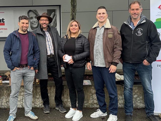 Von links: Grossrat Emanuel Suter (bisher), Grossrat Alex Reimann (bisher), Florentina Mallaku, Rainer Kunz und Patrik Meier bei der Standaktion in Frick. Foto: zVg