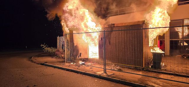 Oberwil BL: Brand eines Baustellencontainers erfordert Feuerwehreinsatz
