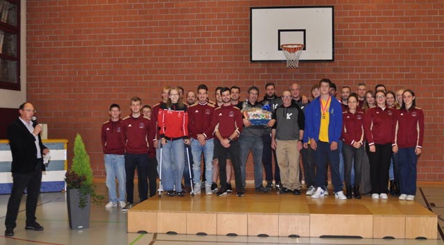 Gesamtbbild der an der hela 2024 geehrten Sportlerinnen und Sportler zusammen mit Viteammann Christian Rüede (links). Foto: Jörg Wägli