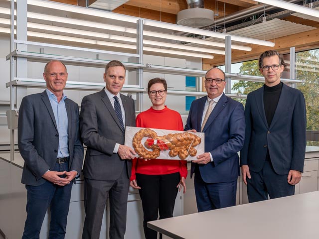 Gruppenbild mit Schlüssel (von links): Urs Heimgartner, Leiter Immobilien Aargau; Regierungsrat Jean-Pierre Gallati, Vorsteher Departement Gesundheit und Soziales (DGS); Dr. Alda Breitenmoser, Leiterin Amt für Verbraucherschutz (AVS); Landammann Dr. Markus Dieth, Vorsteher Departement Finanzen und Ressourcen (DFR); Markus Schietsch, Geschäftsleiter Markus Schietsch Architekten. Foto: © Foto Basler