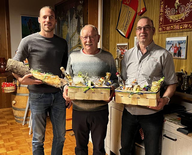 Die Sieger der Gesamtwertung über 300 m. Rainer Büchele (4. Rang), Gerhard Ehresheim (Sieger), Hanspeter Schraner (2. Rang). Foto: zVg