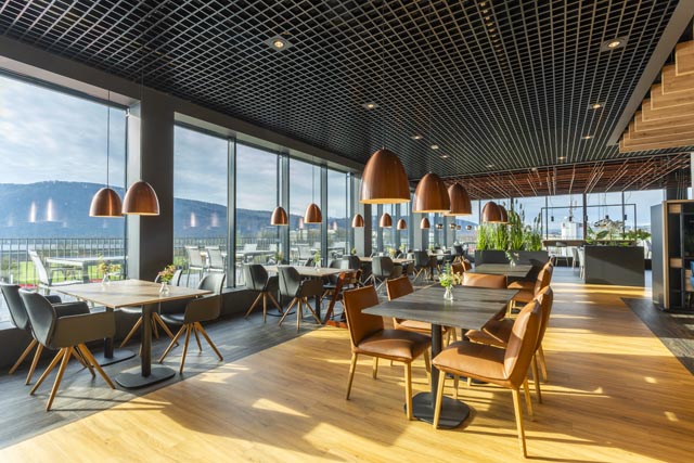 Das Restaurant Unico besticht durch modernes, helles Ambiente und bietet ein breites kulinarisches Angebot. Foto: zVg