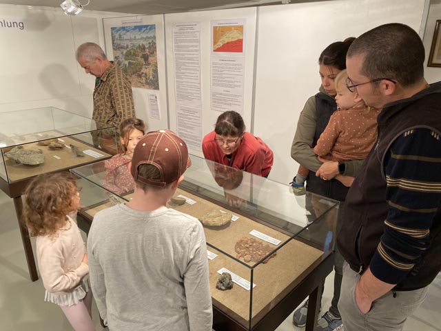Die Fossilien, aus dem Gemeindegebiet von Zeihen stammen, stiessen auf grosses Interesse. Foto: Sonja Fasler