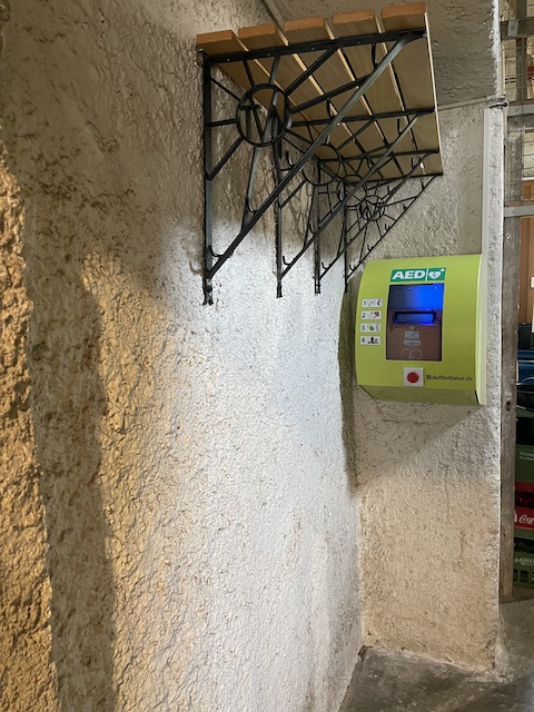 Naturfreunde Möhlin installieren Defibrillator beim Sonnenberg