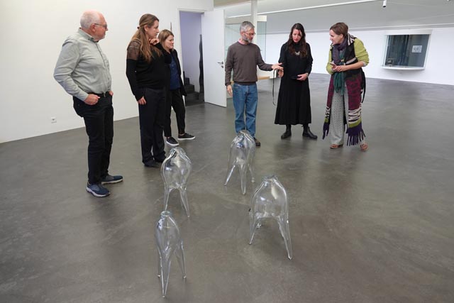 Ein erster Blick in die neue Ausstellung vor einem Kunstwerk von Vanessa Billy. Foto: Peter Schütz