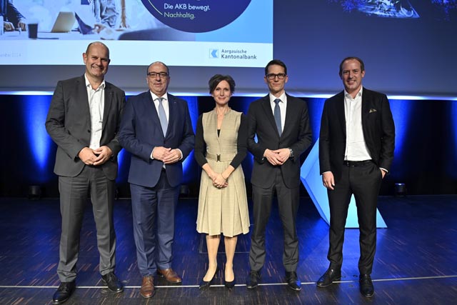 Von links: Dieter Widmer, Direktionspräsident der AKB; Dr. Markus Dieth, Landammann und Vorsteher Departement Finanzen und Ressourcen des Kantons Aargau; Pascale Bruderer, Verwaltungsratspräsidentin der Swiss Stablecoin AG; Dr. Martin Schlegel, Präsident des Direktoriums der SNB; Patrick Küng, Mitglied der Geschäftsleitung bei der AKB. Foto: zVg