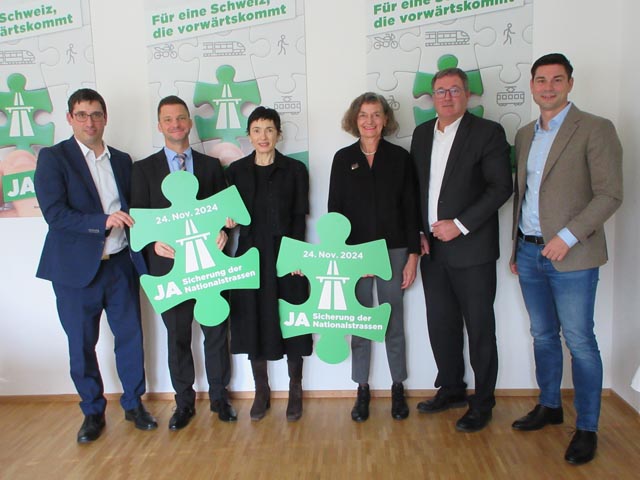 Bild: (v.l.n.r.): Stefan Huwyler (Grossrat FDP, Präsident AVK), Beat Bechtold (Direktor AIHK), Marianne Binder (Ständerätin, Die Mitte), Edith Saner (Grossrätin, Co-Präsidentin Die Mitte Aargau), Urs Widmer (Geschäftsleiter AGV), Benjamin Giezendanner (Nationalrat SVP, Präsident AGV). Foto: zVg