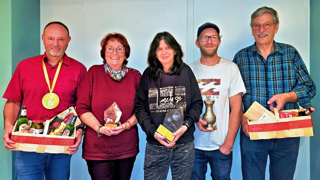 Das Siegerbild mit Heinz Erni (Glücksstich), Heidi Lienhard (Rang 3), Daniela Wächter (Rang 1), Stefan Schwarz (Rang 2), Walter Mösch (Carré-Stich). Foto: Ueli Bögle