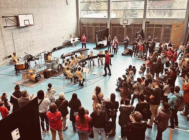 Musikbegeisterte Kinder der Greenhornband in voller Konzentration – ein Genuss für alle Zuschauer. Foto: zVg