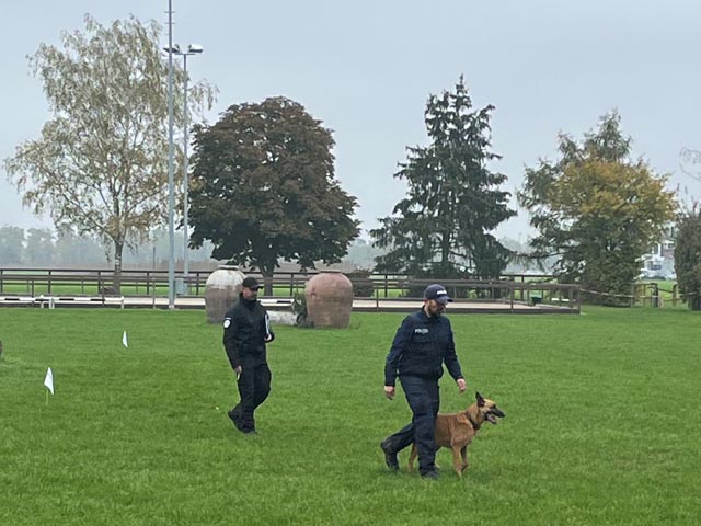 Peter Aebi mit «Ace» bei der Disziplin «Unterordnung». Foto: zVg