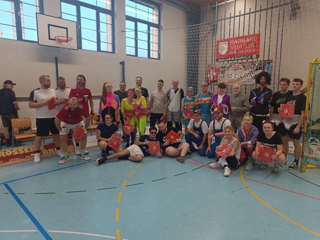 Die Teilnehmer und Teilnehmerinnen des Nicht-Radballer Grümpelis. Foto: zVg