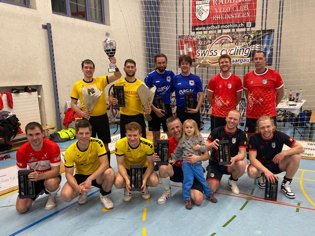 Die Teilnehmer des Rhystärn-Cups (von hinten links nach vorne rechts): Schöftland, Hannover, Möhlin 1 mit Simon Fischler und Stefan Lützelschwab, Liestal, Altdorf, Möhlin 2 mit Luc Graf und Tom Graf. Fotos: zVg