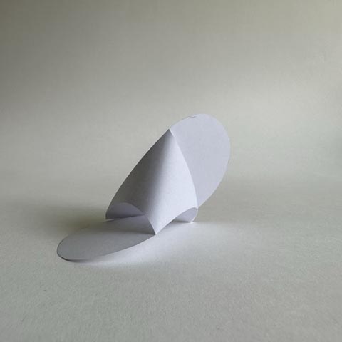 Maud Châtelet, Ohne Titel, 2023, Papier, Faden. Foto: zVg