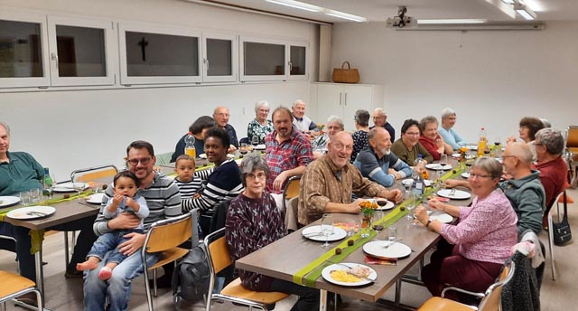 Frauenbund lud zu Wurst-Käse-Salat mit Pommes. Foto: zVg