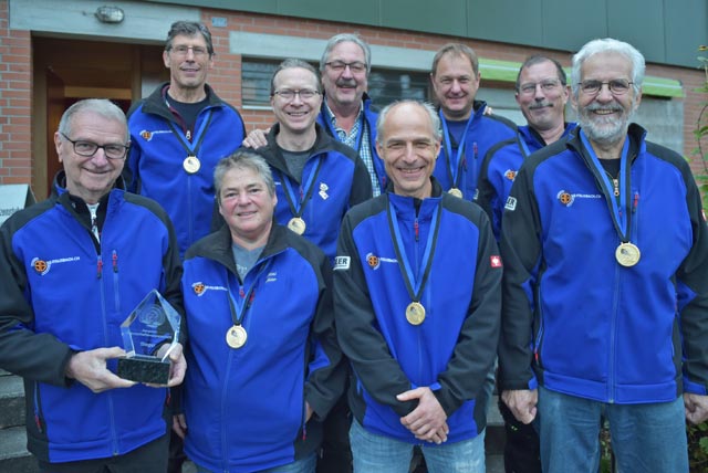 Die überraschenden Goldmedaillengewinner der SG Fislisbach: (vorne, von links) Walter Patt (Teambetreuer), Monika Meier, Philipp Baumann, Hansueli Deppeler; (hinten) Beat Alpiger, Peter Feuz, Heinz Bräm, Sven Markesch und Matthias Wyder. Foto: wr