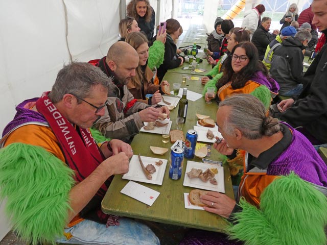 Traditionelles Säu&shy;schwänzli-Ässe. Fotos: Jörg Wägli