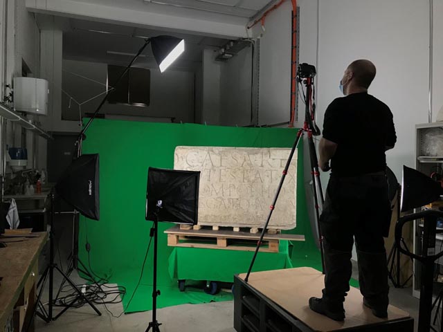 3D-Dokumentation eines Inschriftensteines im Rahmen des Auswertungsprojektes zu den römischen Inschriften von Vindonissa. Foto: © Kantonsarchäologie, Kanton Aargau