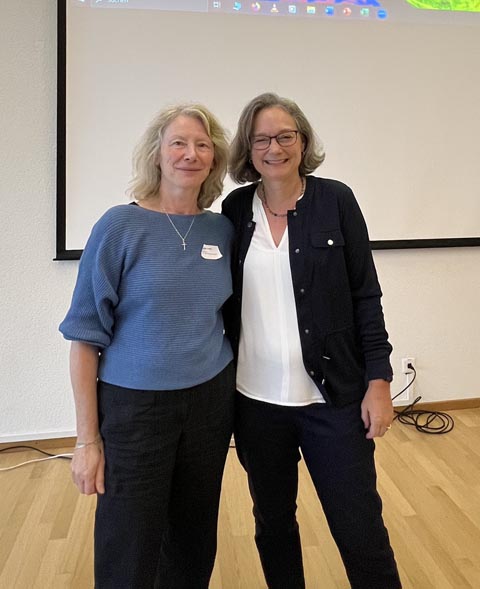 Referentin Christa Thelen (links) mit Organisatorin Claudia Berther im Gemeindezentrum Wallbach. Foto: zVg