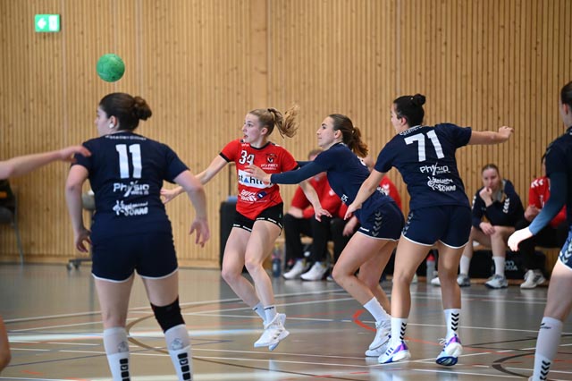 Die Magdener Abwehr packt zu und hilft sich gegenseitig. Foto: Christine Steck