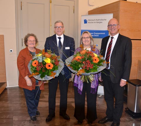  Matthias Schüepp, Zufikon, bisheriger Vizepräsident (2. v.l.), wurde zum neuen Präsidenten der Synode gewählt. Er folgt auf die bisherige Synodenpräsidentin Christa Koch-Häutle (links). Als neue Vizepräsidentin wurde Elisabetta Zamperini der Kirchgemeinde Zofingen gewählt (2. v.r.). Kirchenratspräsident Pascal M. Gregor (rechts) gratuliert den Neugewählten und dankt der bisherigen Synodenpräsidentin für ihre Arbeit. Foto: Jeannette Häsler Daffré @kathaargau.ch