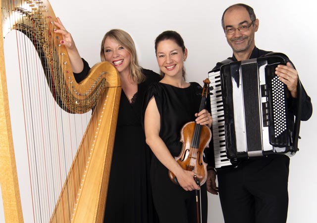 Trio Pegasus: Christelle Rachel Pechin, Harfe und Gesang, Karin Keiser Mazenauer, Violine, und Paolo D’Angelo, Akkordeon. Foto: zVg