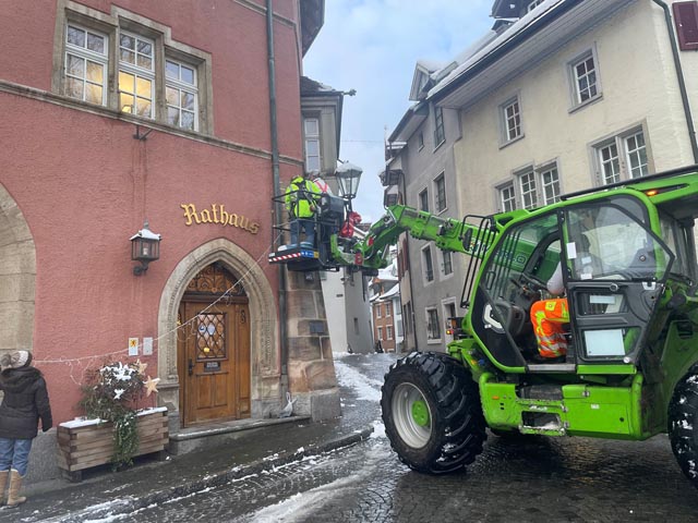 Montieren der Weihnachtsbeleuchtung Altstadt Laufenburg. Foto: zVg