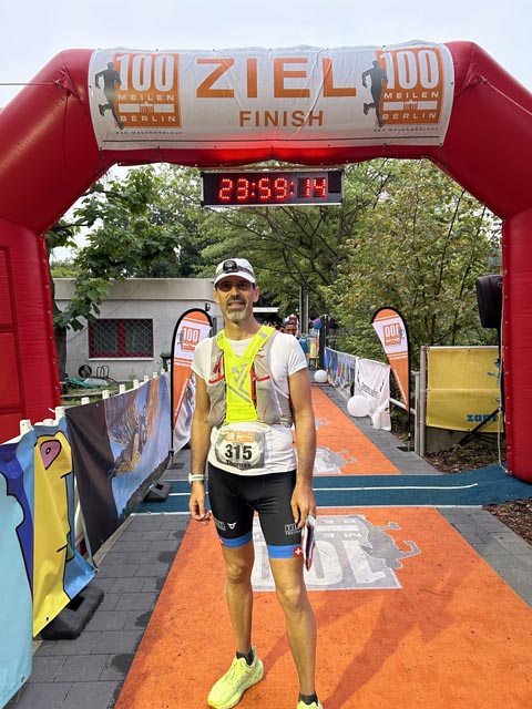 Thomas Waldmeier nach der Ziel-Ankunft am 25. August, frühmorgens. Foto: zVg