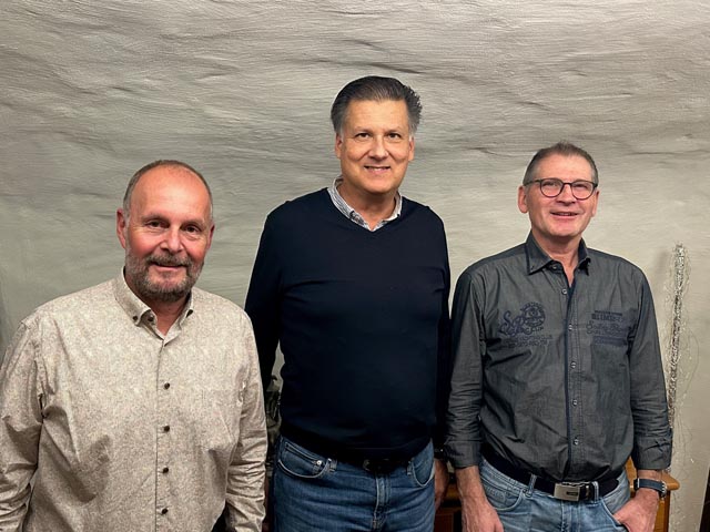 Von links: Robert Augat, Gemeinderatskandidat, Adrian Ackermann, Präsident FDP Kaisten, und Silvan Erni, scheidender Kassier. Foto: zVg