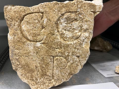 Fragment eines römischen Weihealtars (undatiert) mit der Inschrift C(aius) O(...) Pu(...). Foto: ©Augusta Raurica 