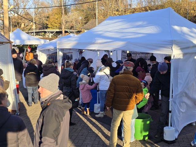 Möhlin: Farbige Kerzen am Adventsmarkt