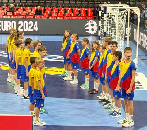  Am Eröffnungstag der Handball-EM durften die Steiner U11 und U13 Teams als Korridor-Kids figurieren. Foto: zVg